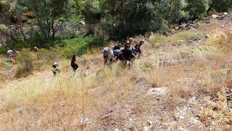 Sivas'ta Minibüs Şarampole Devrildi 4 Ölü, 10 Yaralı (4)