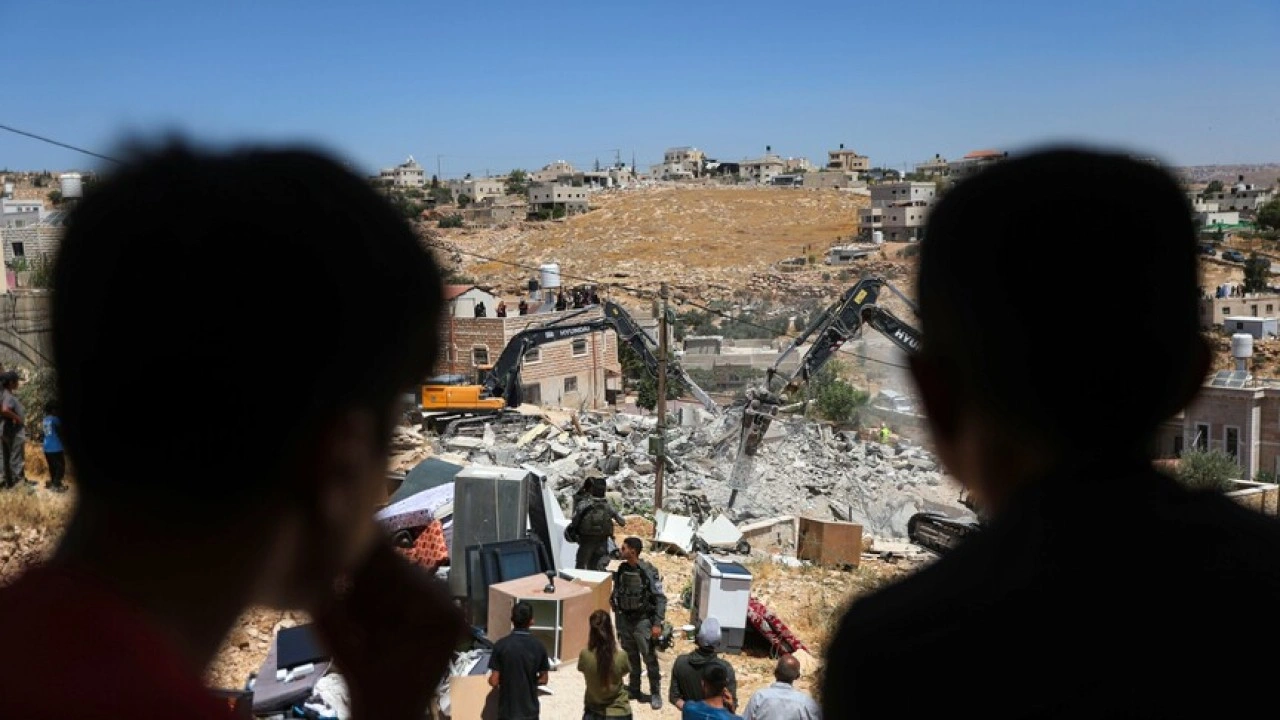 Siyonist Terör Nablus’ta İşgalcilerden Evini Korumak Için Abd Bayrağı Astı!J