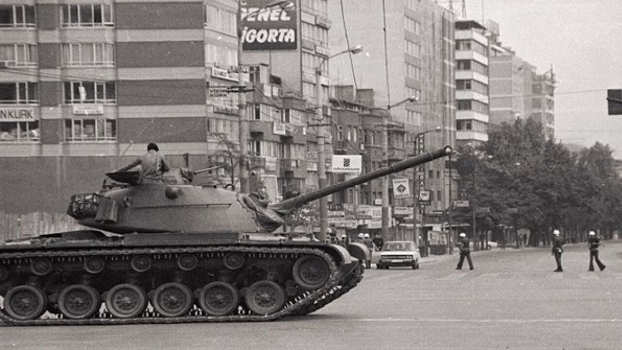 Bugün 12 Eylül darbesinin yıldönümü… “Mahkemenin bizi yargılama yetkisi yoktur” dediler  Evren ve Şahinkaya ne ceza aldılar?