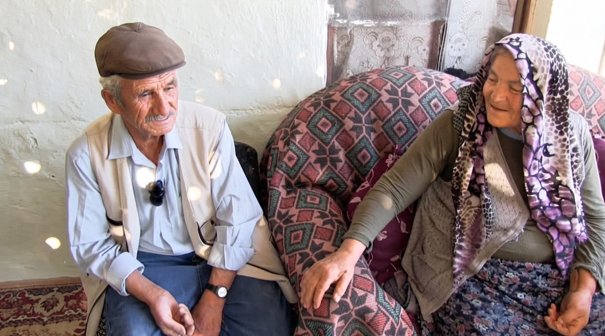 58 yıllık sessiz dünyası iyilikle aydınlandı: 53 yıllık eşinin sesini ilk kez duyunca söyledikleri yürekleri titretti!