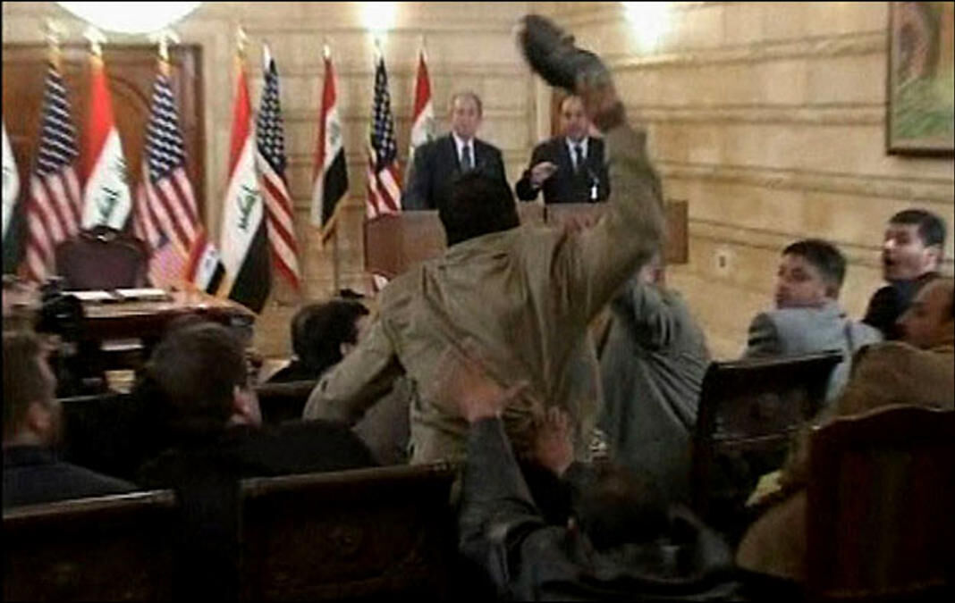 Bush'a ayakkabı fırlatan gazeteci... Ayakkabıyı atarken Bush'a nasıl seslendi! O gazeteci daha sonra neler yaşadı! Ve bir soru!