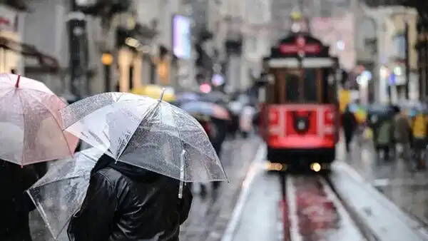 İstanbul'da sakin hava yerini yağışa bırakıyor: AKOM sağanak için gün verdi
