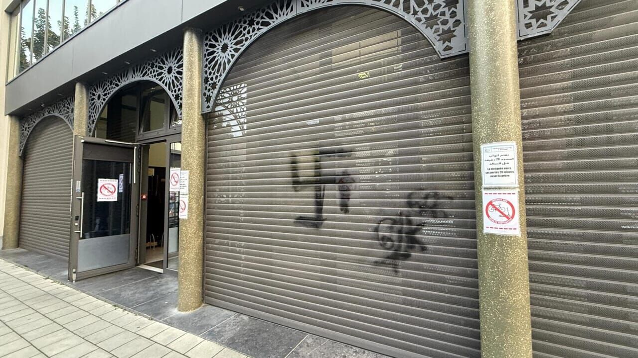 Avrupa'nın Kalbinde Alçak Provokasyon Camiye Nazi Sembolü Çizdiler!-2