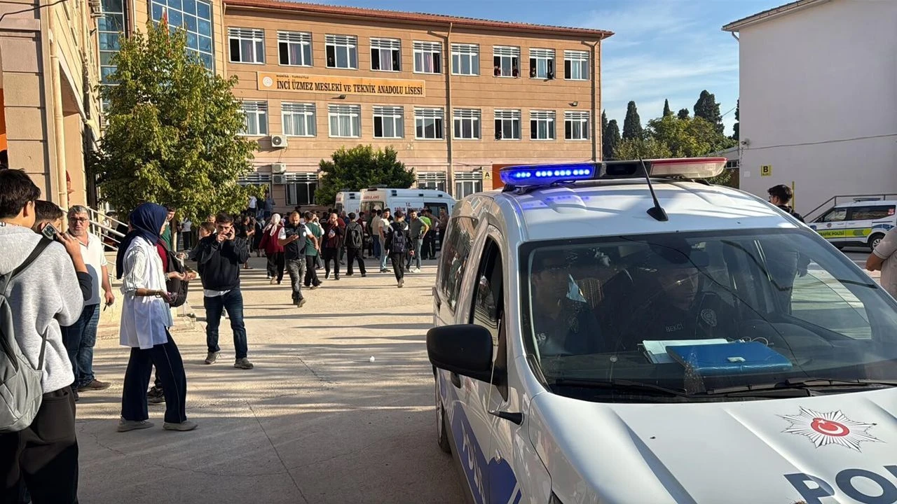 Eğitim Yuvasında Dehşet! Manisa'da Lise Önünde Silahlı Saldırı Yaralılar Var!-1