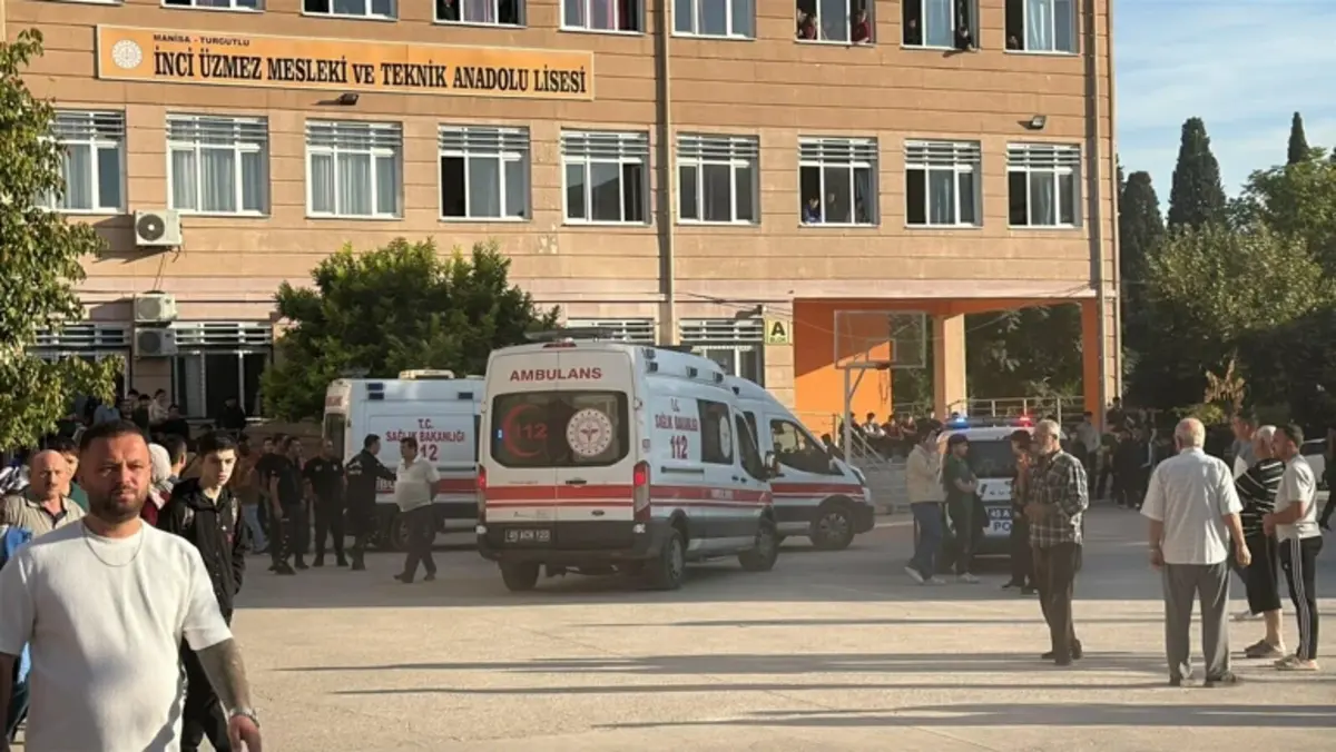 Eğitim Yuvasında Dehşet! Manisa'da Lise Önünde Silahlı Saldırı Yaralılar Var!A