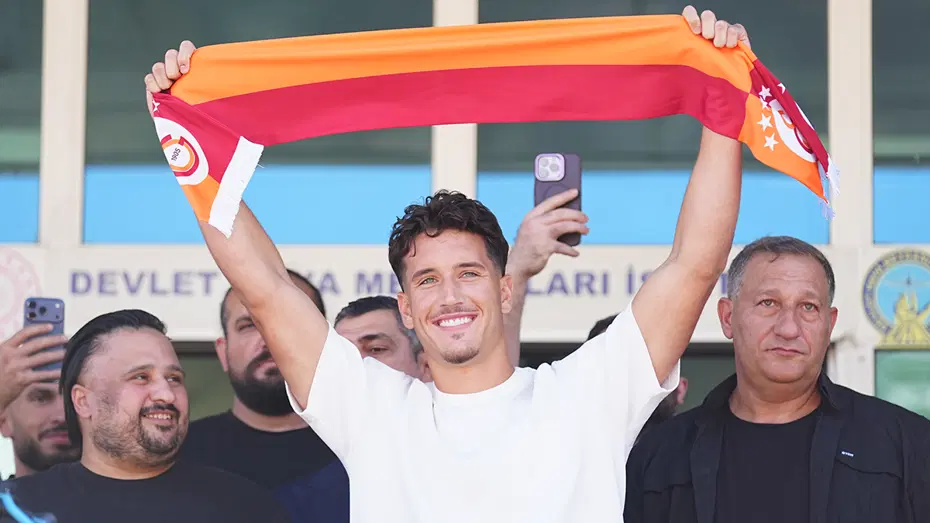 Galatasaray'ın Yeni Golcüsü Deniz Gül İstanbul'a Indi! (3)