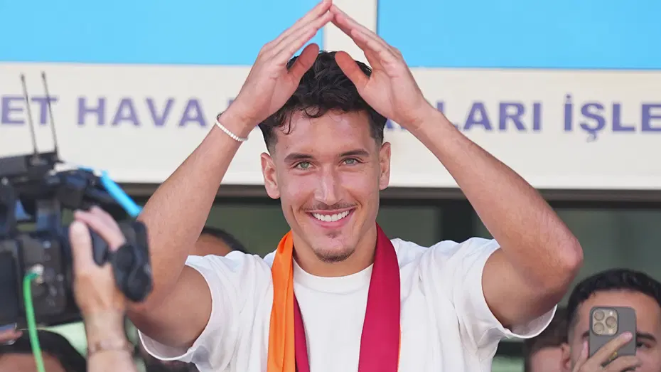 Galatasaray'ın Yeni Golcüsü Deniz Gül İstanbul'a Indi! (5)