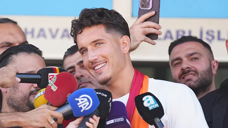 Galatasaray'ın Yeni Golcüsü Deniz Gül İstanbul'a Indi! (7)