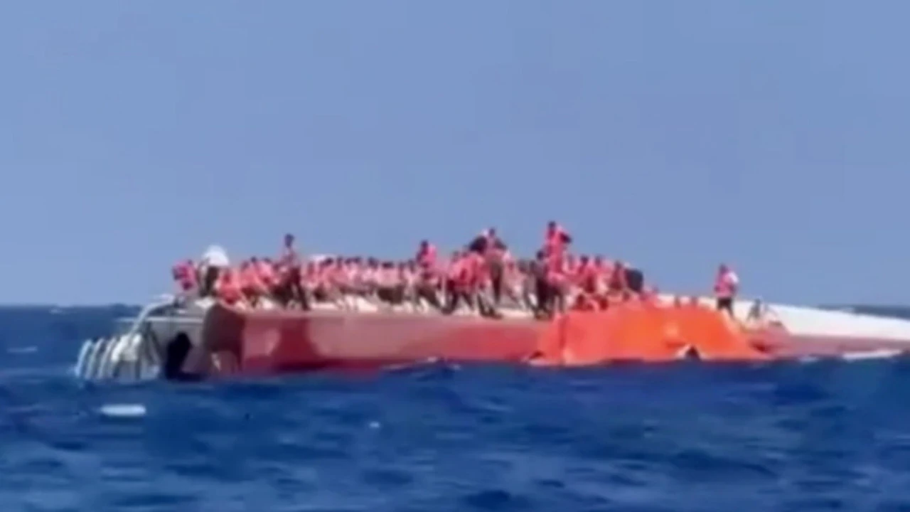Girne Aciklarinda Feribot Batti Kurtarma Calismalari Baslatildi F0Mz Cover