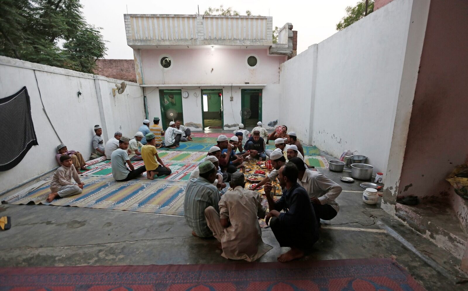 Hindu Rejimi İslam’a Savaş Açtı Hindistan’da Medreseler Mühürleniyor!S