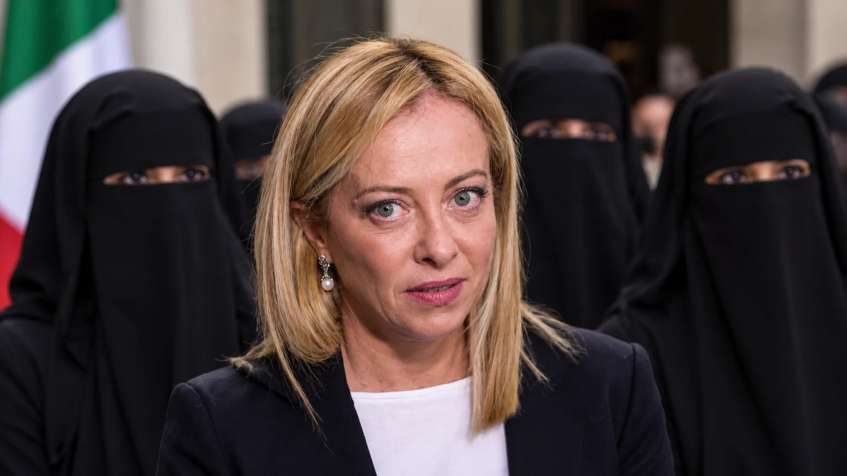 İtalya'da Meloni Hükümetinden Tartışmalı Karar Okullarda Peçe Ve Burkaya Yasak! Uymayana Ağır Ceza...v