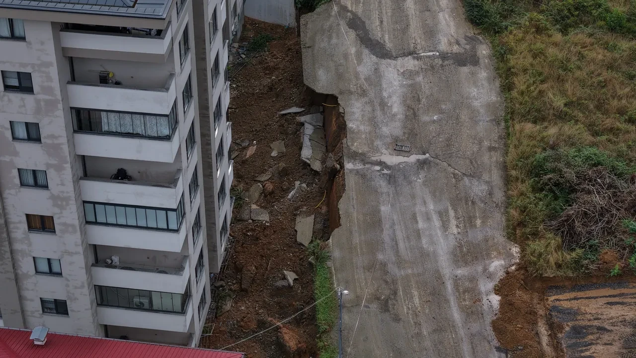 Siddetli Yagis Rize Ve Trabzonu Vurdu Cadde Ve Sokaklar Suya Gomuldu 3360267 202609191121 3