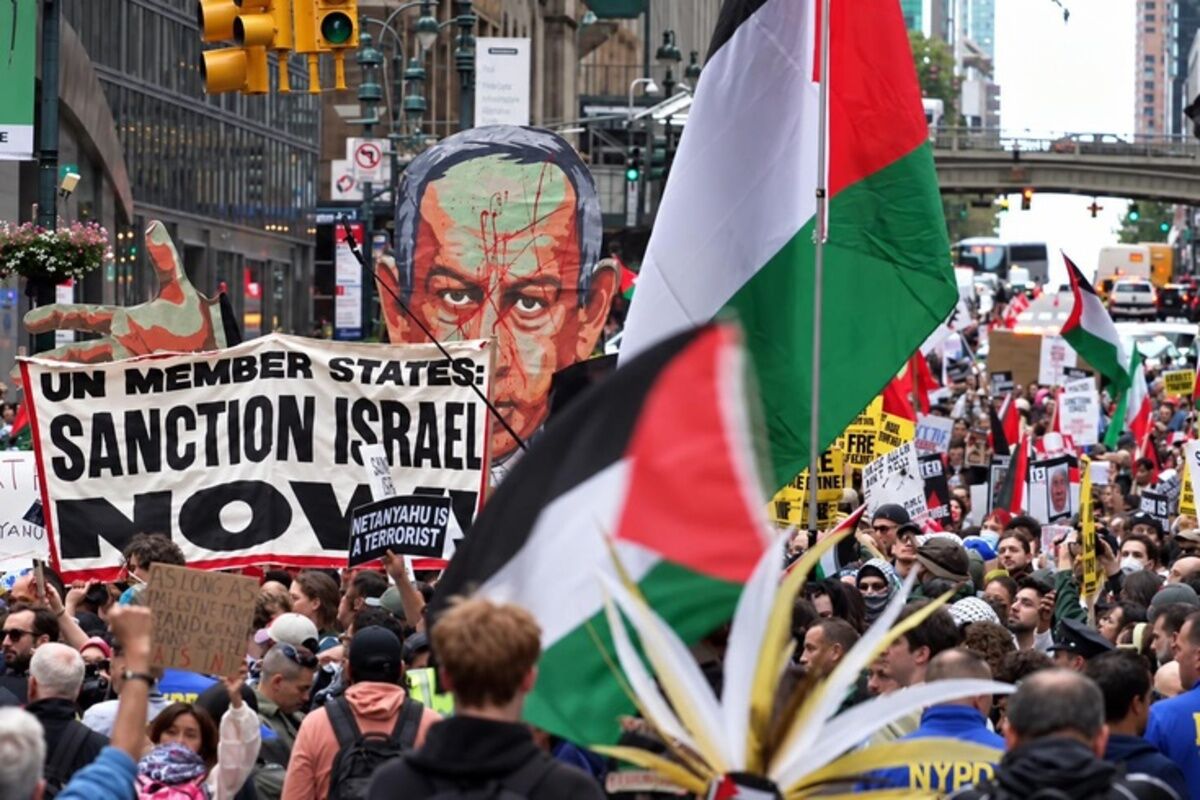 Siyonist Lidere New York'ta Büyük Şok Manhattan Sokakları Katil Netanyahu Sesleriyle Inledi!M