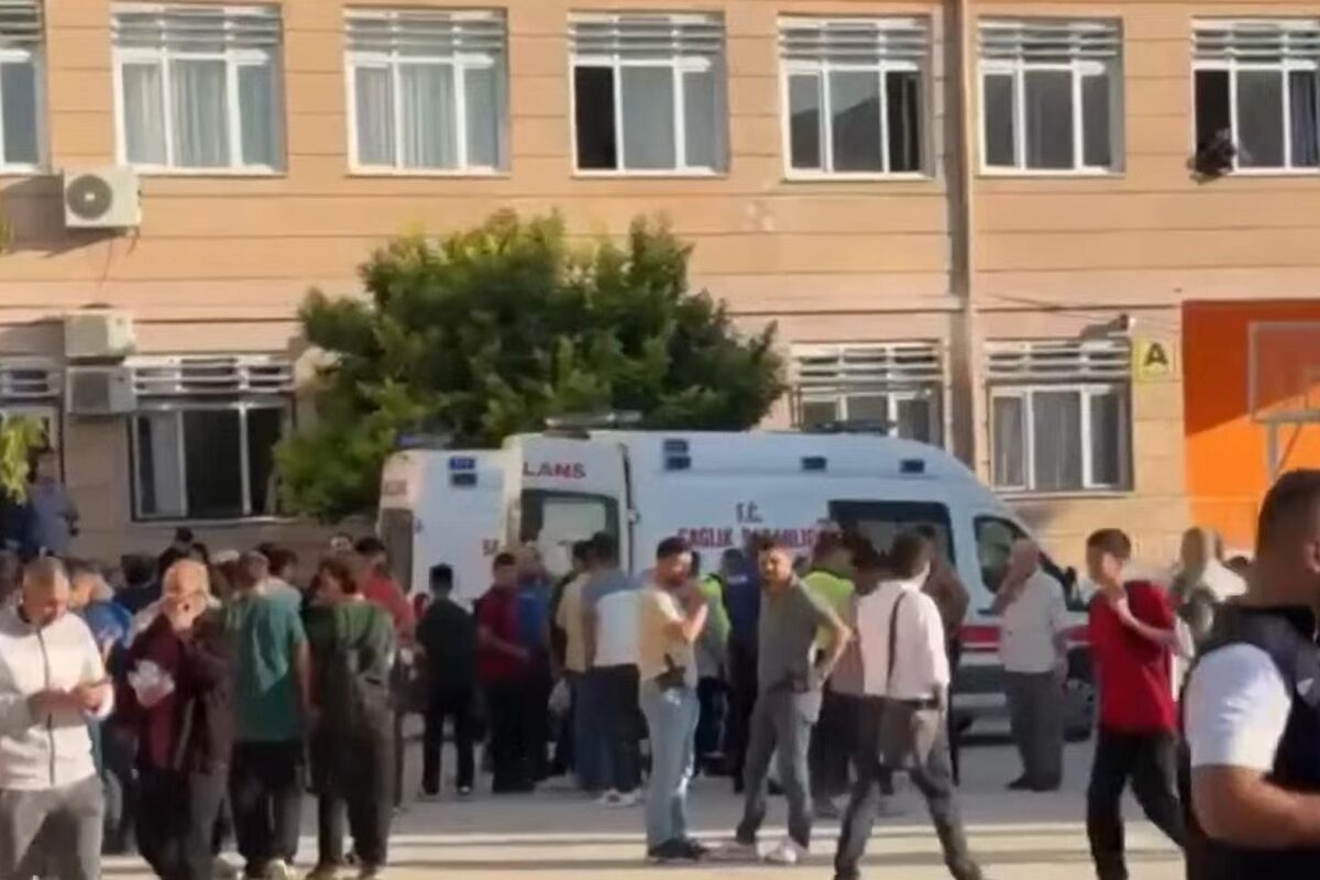 Son Dakika Eğitim Tuvasında Dehşet! Manisa'da Lise Önünde Slahlı Saldırı Yaralılar Var!