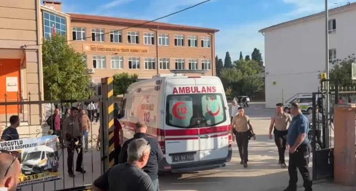 Son Dakika Eğitim Yuvasında Dehşet! Manisa'da Lise Önünde Silahlı Saldırı Yaralılar Var!