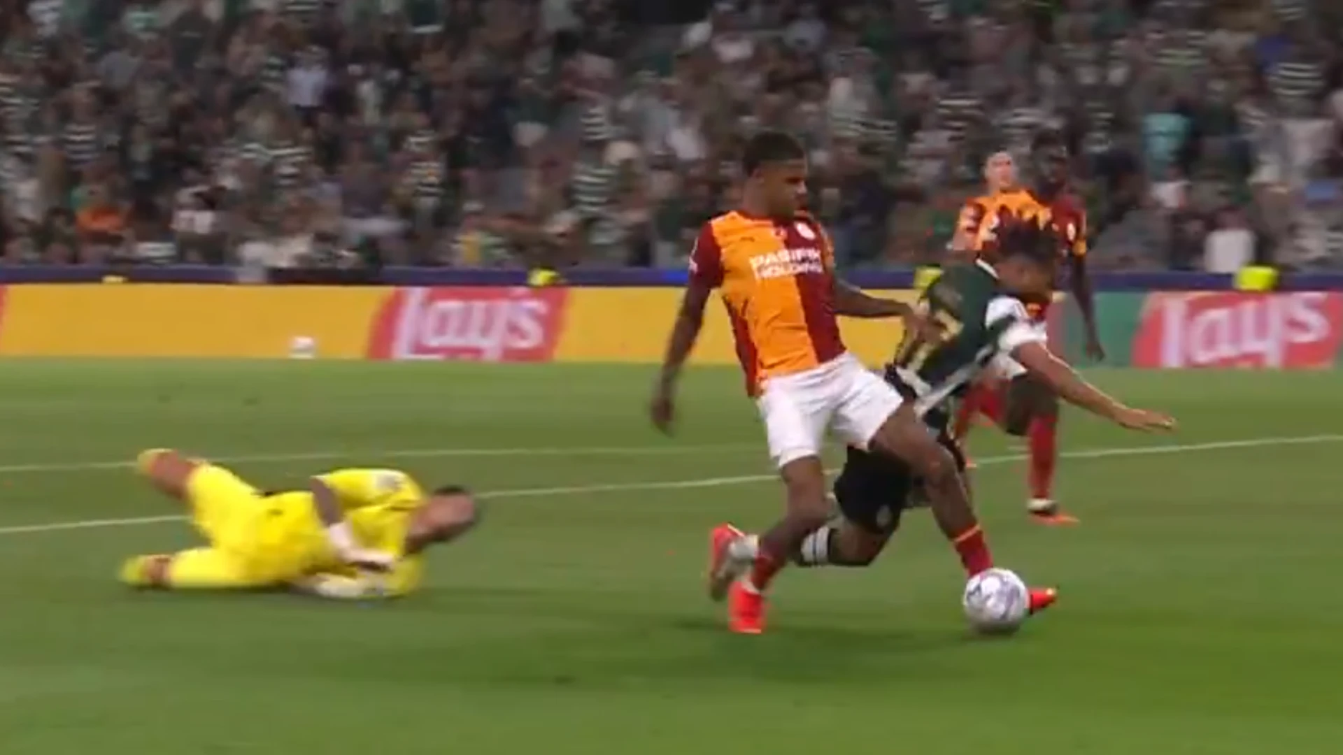 Sporting Lizbon Galatasaray Maçının Tartışmalı Pozisyonları Penaltı Ve Kırmızı Kart Pozisyonuna Eski Hakemler Ne Dedi (9)