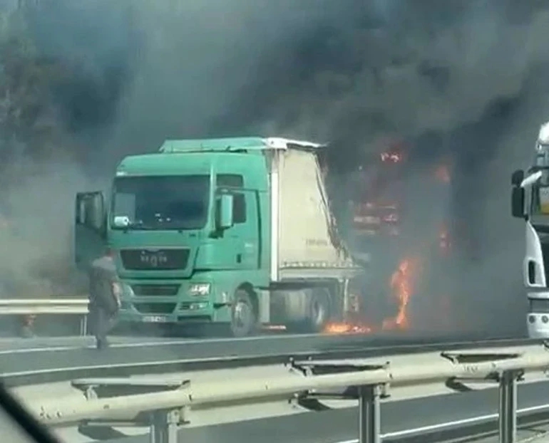 TEM Otoyolu'nda TIR yangını: Edirne yönü trafiğe kapatıldı