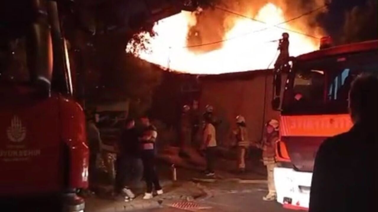 Ümraniye'de üç gecekondu alevlere teslim oldu