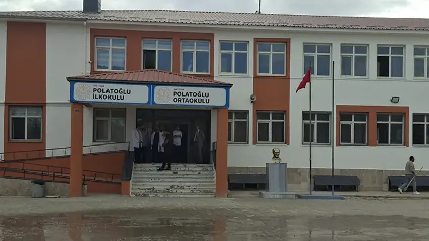 Van'da 7. Sınıfta Okuyan Kız Öğrenci Okula Pompalı Tüfekle Geldi! (2)