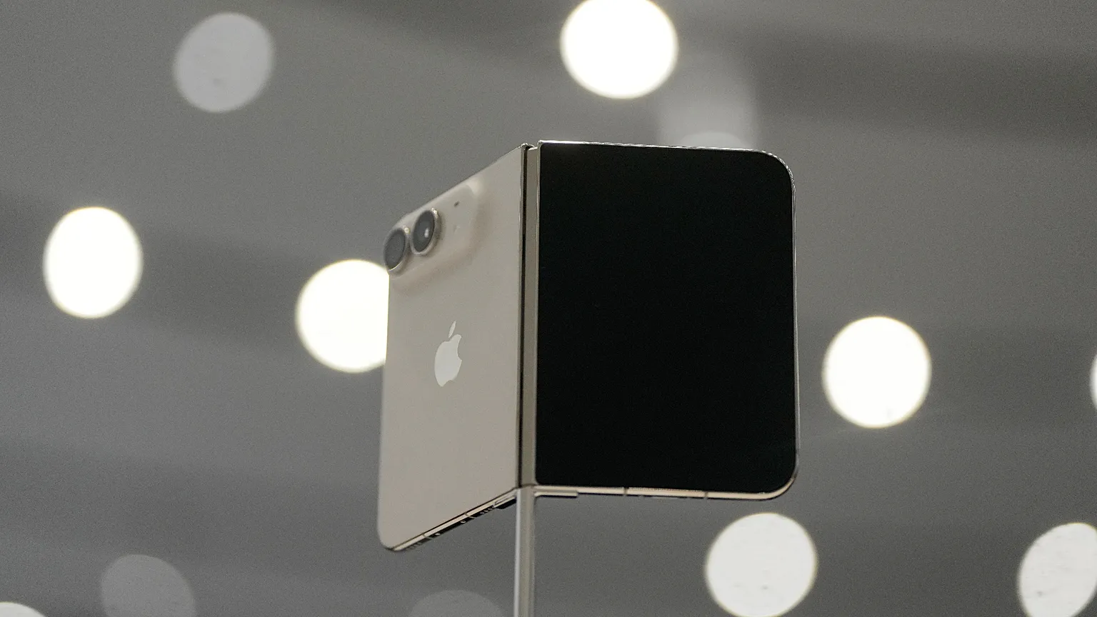 2 bin dolarlık iPhone Duo kapışıldı: Stoklar bitti, teslimat sarktı