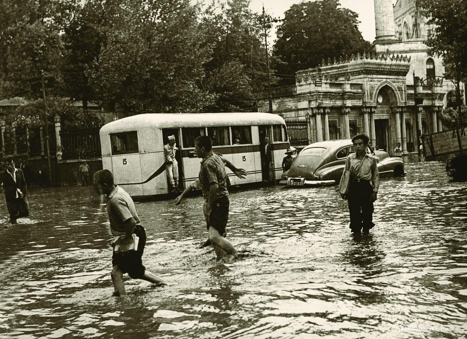 4 1950Li Yillarda Aksarayda Pertevniyal Valide Sultan Camii Onu Ve
