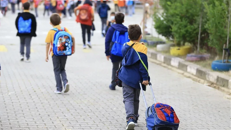Okullar 9 gün tatil mi olacak, hangi tarihlerde tatil var, ara tatil uzatıldı mı, MEB hangi günleri açıkladı?
