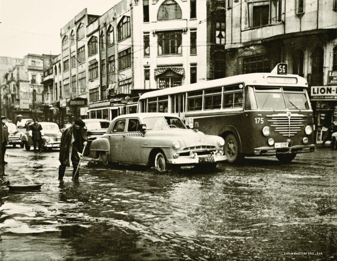 5 Sular Altinda Bir Istanbul Caddesi Arka Planda Sisli Beyazit Dolmu