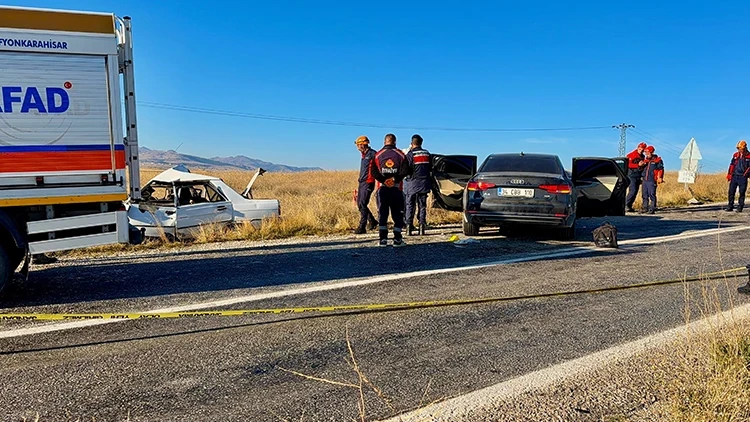 Afyonkarahisar’da Feci Kaza Ölü Ve Yaralılar (2)