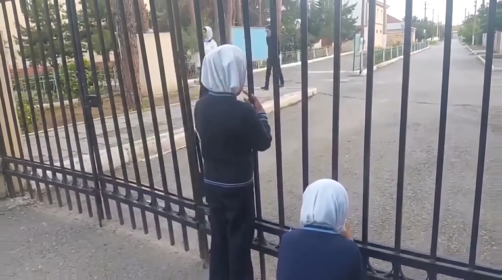 Azerbaycan'da Başörtüsü Zulmüne Öğrenciler Ağlayarak Sitem Etti Ayıp Olsun Size