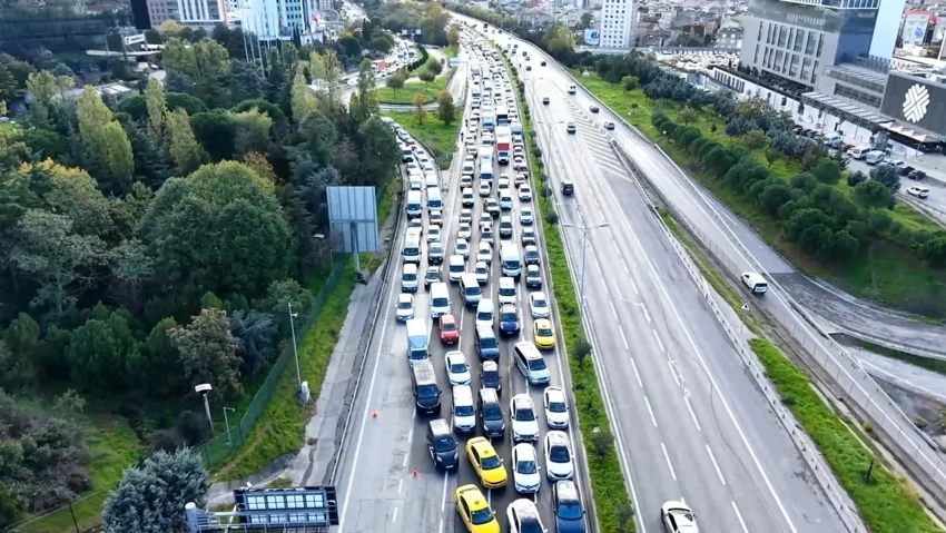 TEM Otoyolu'nda 5 araç birbirine girdi! Çok sayıda yaralı var