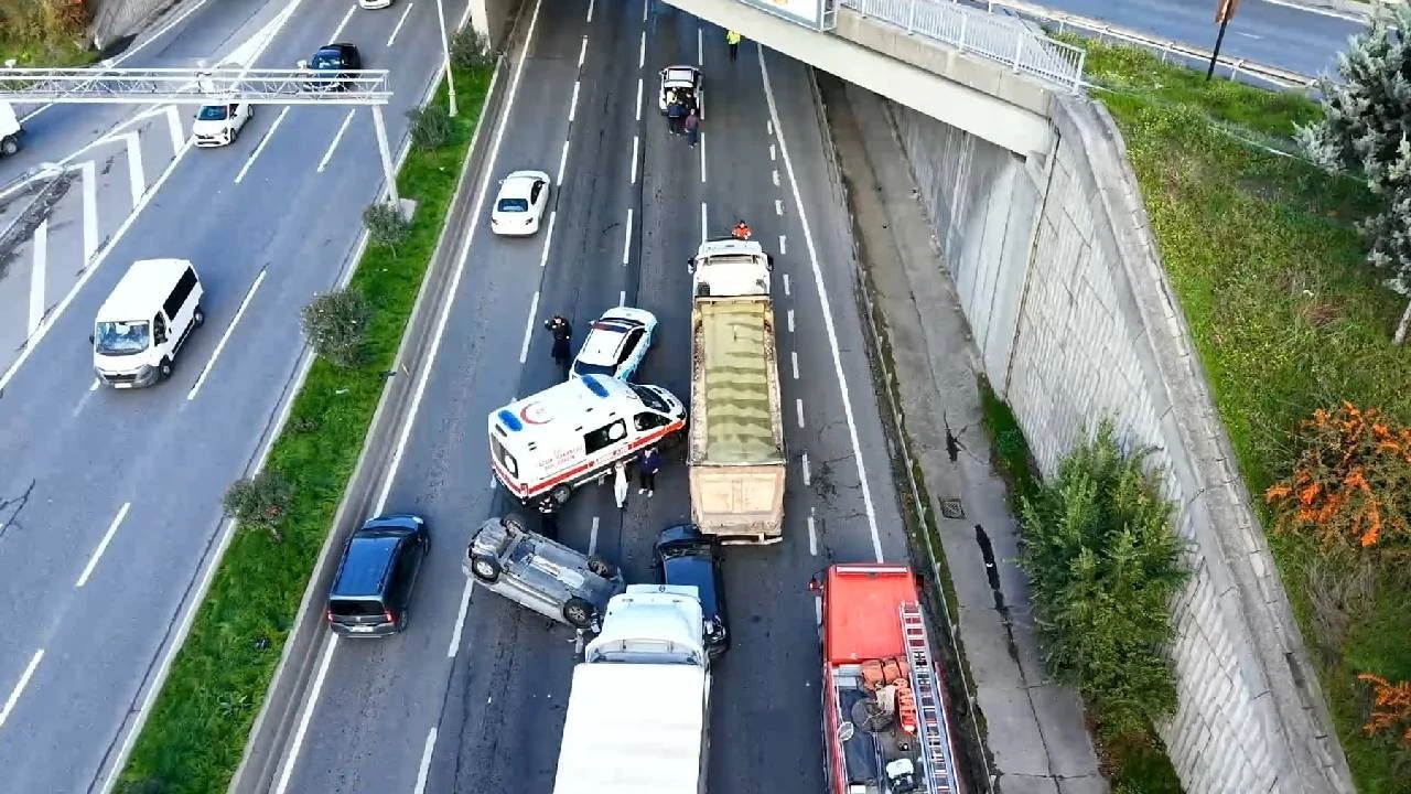 Bagcilarda Zincirleme Kaza Yaralilar Var 3 Serit Trafige Kapatildi Kv3E Cover