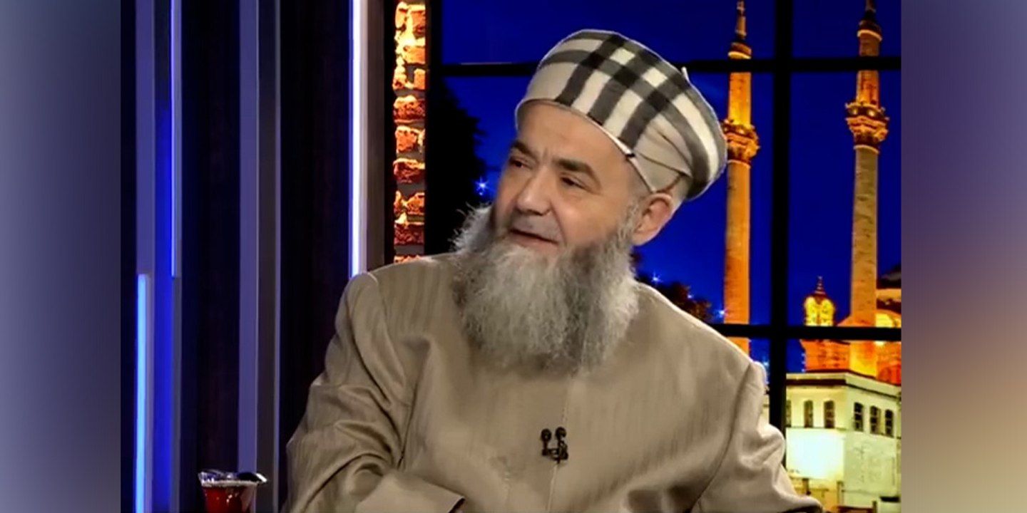 Cübbeli Ahmet yine bir şeyler kovalıyor! bari Mahmut Efendi Hazretlerini karıştırmasaydı