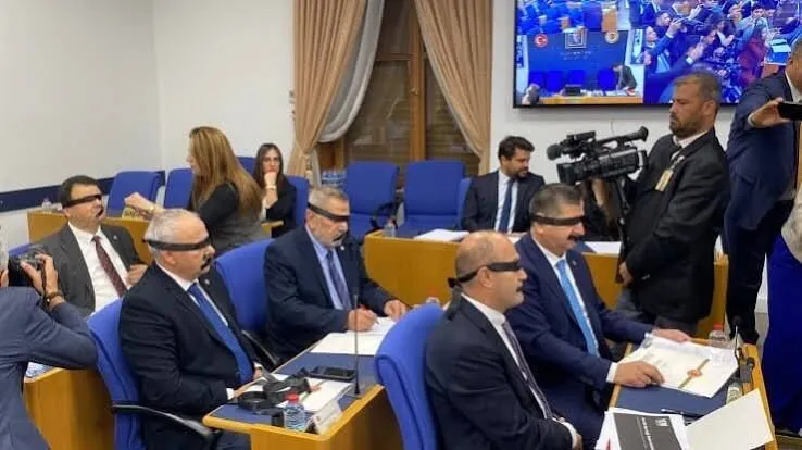 Dilara Gonderden Siyah Bant Protestosu Yapan Yeni Partili Vekillere Tepki