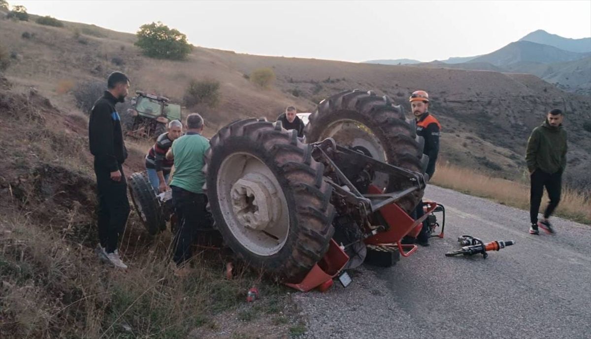 Erzincan'da devrilen traktörün altında sıkışan sürücü kurtarıldı