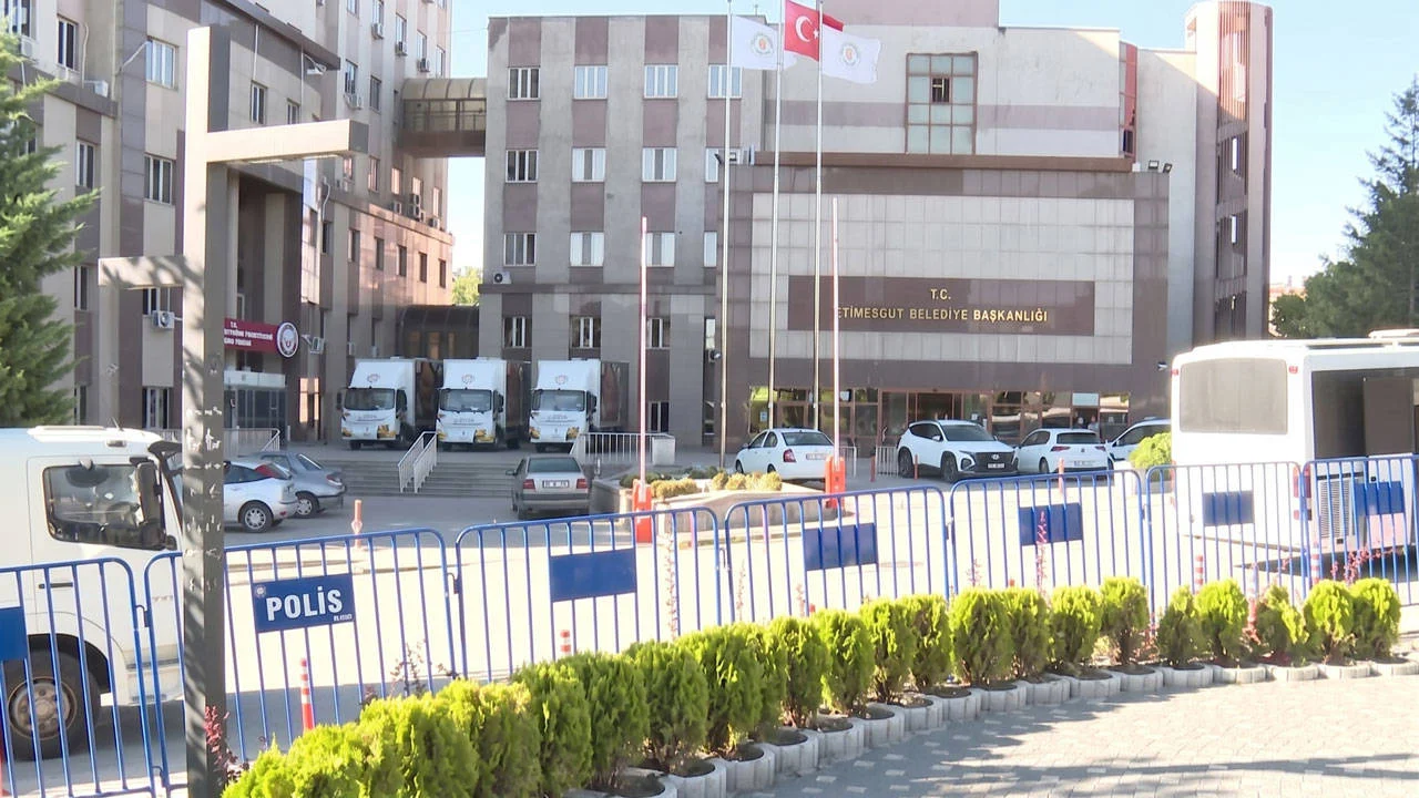 Etimesgut Belediyesi Soruşturmasında 2 Başkan Yardımcısı Dahil 7 Kişi Tutuklandı (1)-1