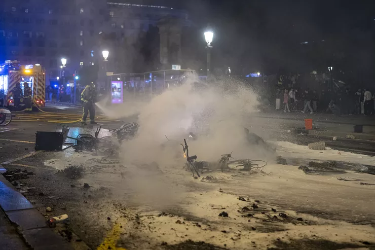 Fransa'dan İspanya'ya Sıçradı Barselona'daki Eylemlerde 14 Mağaza Yağmalandı 100 Kişi Gözaltına Alındı-1