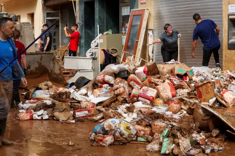 İspanya’da Sel Felaketi Yollar Göle Döndü, 90 Kişi Kurtarıldı (3)
