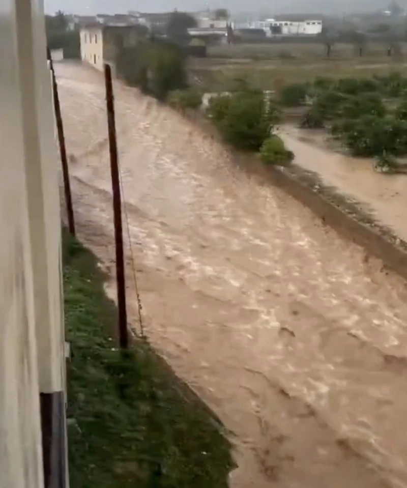 İspanya’da Sel Felaketi Yollar Göle Döndü, 90 Kişi Kurtarıldı (5)