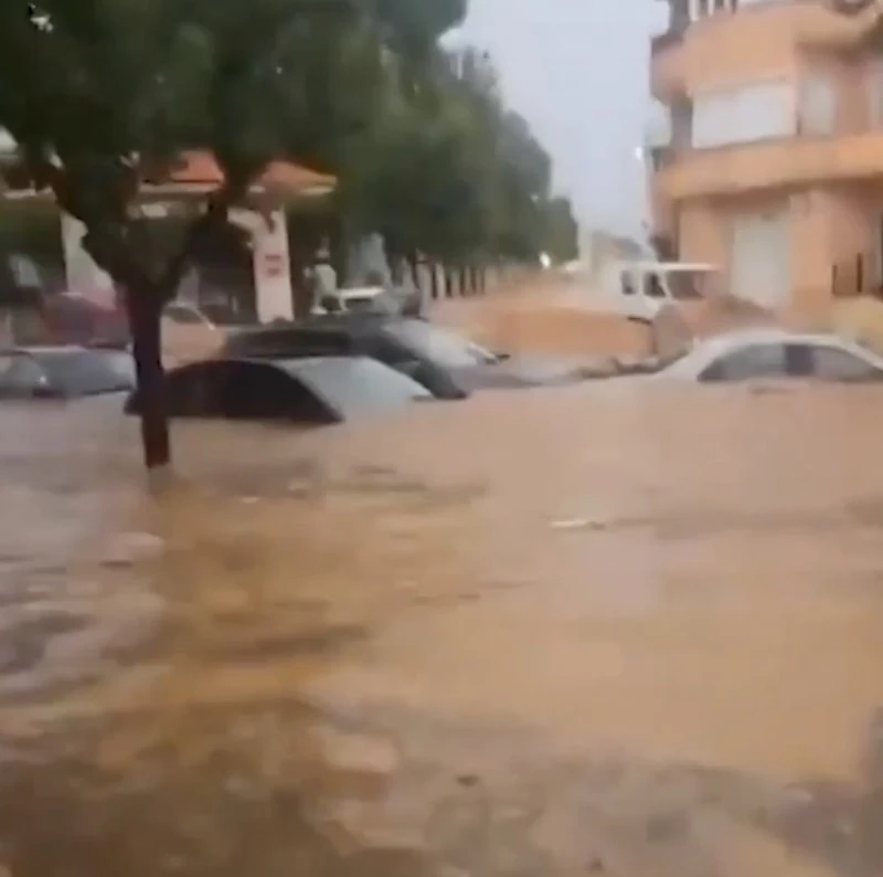 İspanya’da Sel Felaketi Yollar Göle Döndü, 90 Kişi Kurtarıldı (8)
