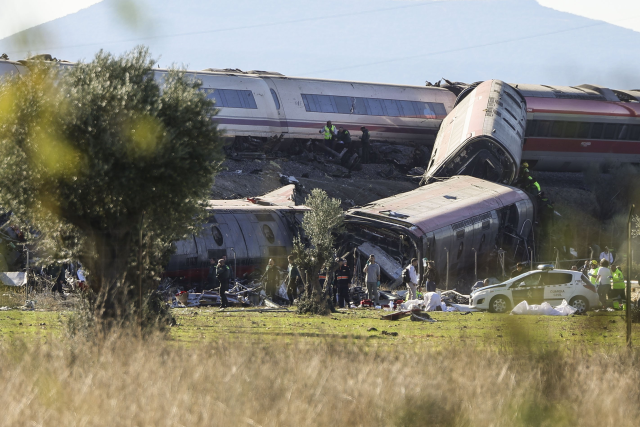 İspanya'daki Tren Faciasında Ölü Sayısı 68'E Yükseldi 3 Günlük Yas Ilan Edildi (11)