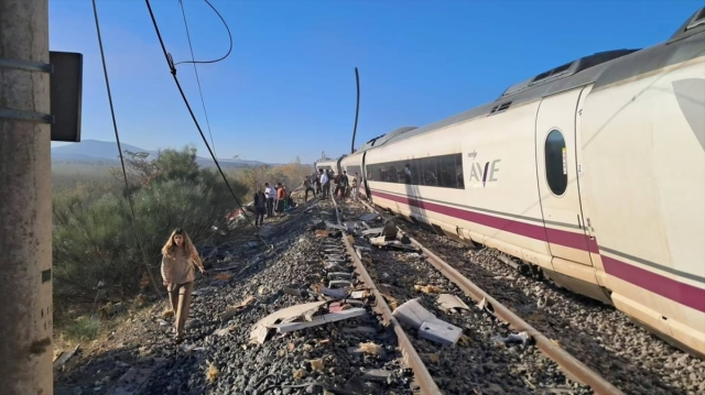 İspanya'daki Tren Faciasında Ölü Sayısı 68'E Yükseldi 3 Günlük Yas Ilan Edildi (7)