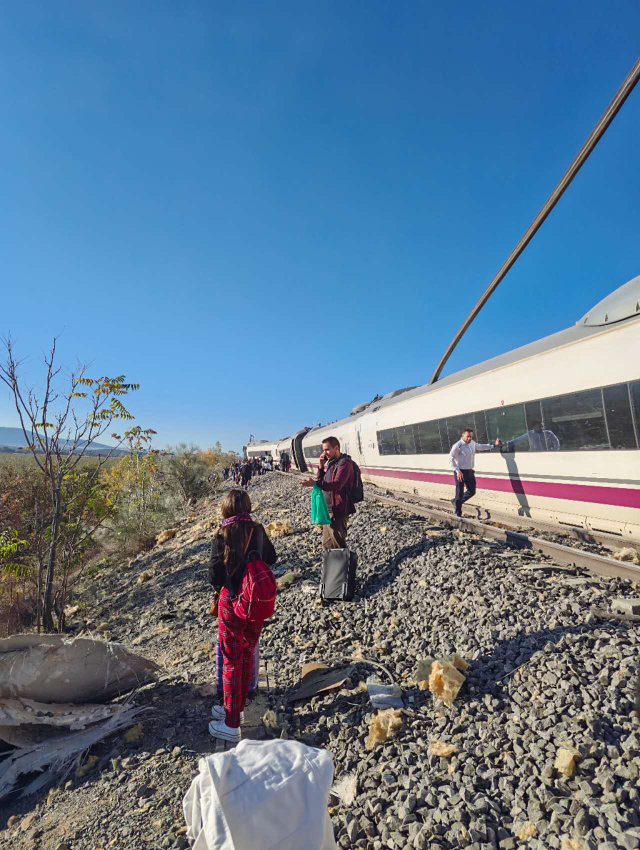 İspanya'daki Tren Faciasında Ölü Sayısı 68'E Yükseldi 3 Günlük Yas Ilan Edildi (8)