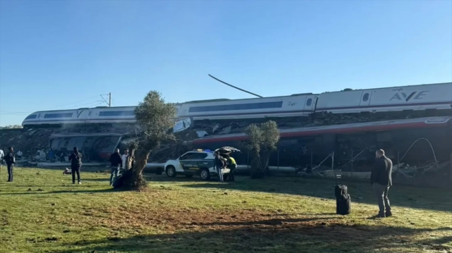 İspanya'daki Tren Faciasında Ölü Sayısı 68'E Yükseldi 3 Günlük Yas Ilan Edildi (9)
