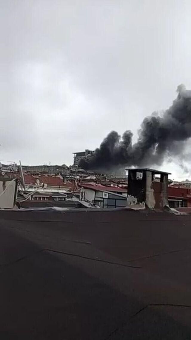 İstanbul Bayrampaşa'da Sanayi Sitesi'nde Çıkan Yangın Söndürüldü Araçlar Küle Döndü (4)
