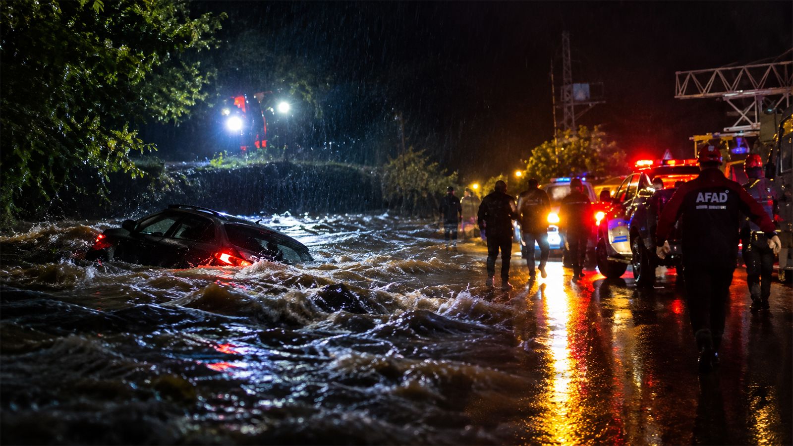 Istanbul Da Sel Kabusu 2 Kisi Araniyor