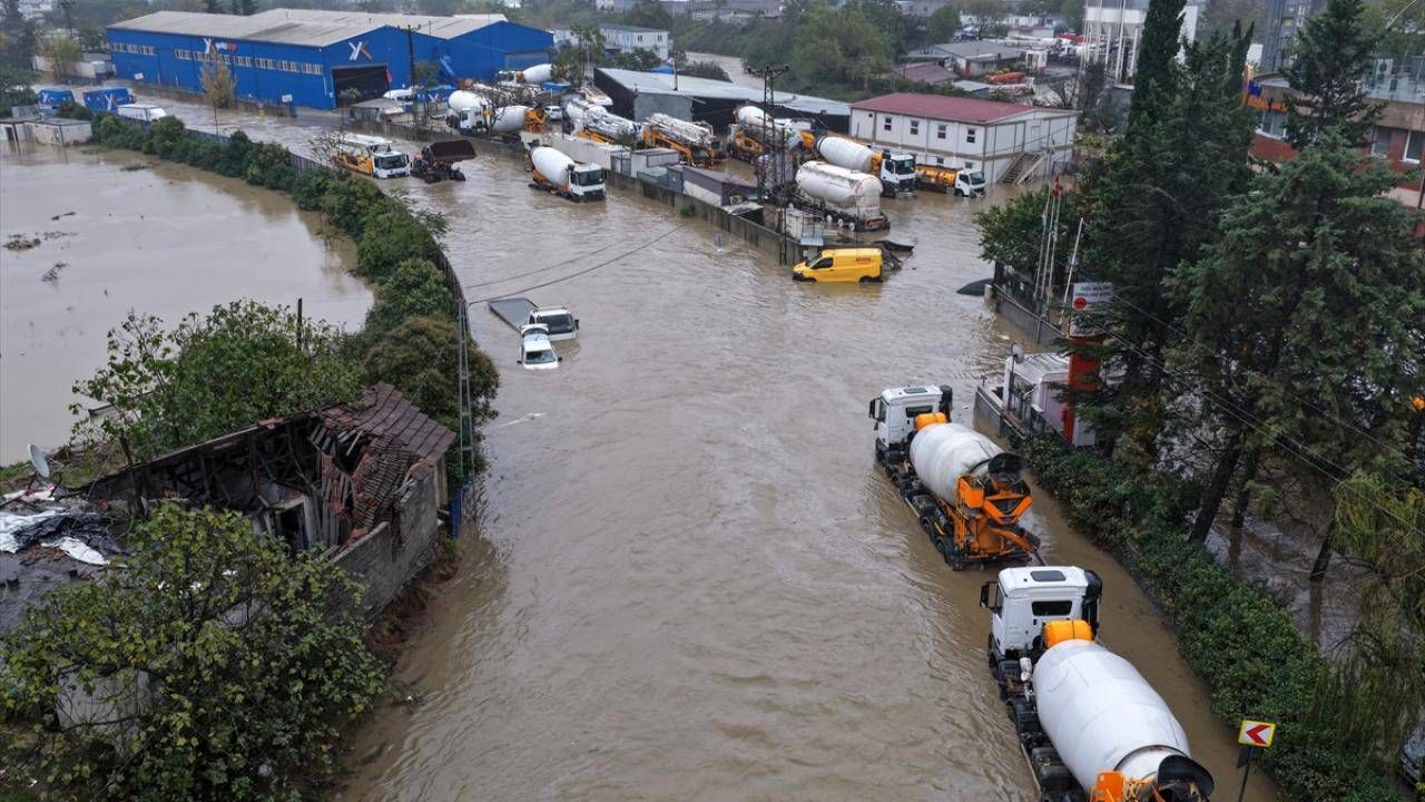 İstanbul'da yarın hava nasıl olacak? Valilik'ten 5 ilçeye sağanak uyarısı