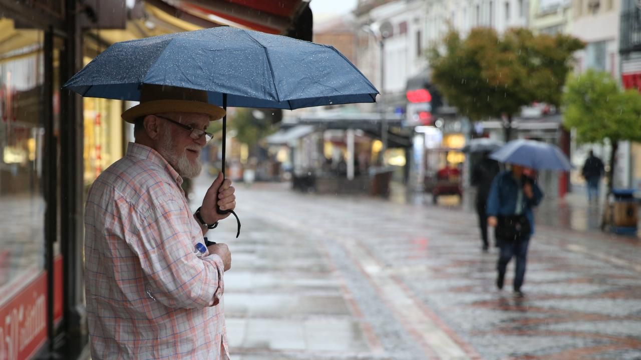 İstanbul'a Sağanak Geliyor, Sıcaklık Düşüyor Akom’dan Yeni Hafta Için Kuvvetli Yağış Uyarısı (1)