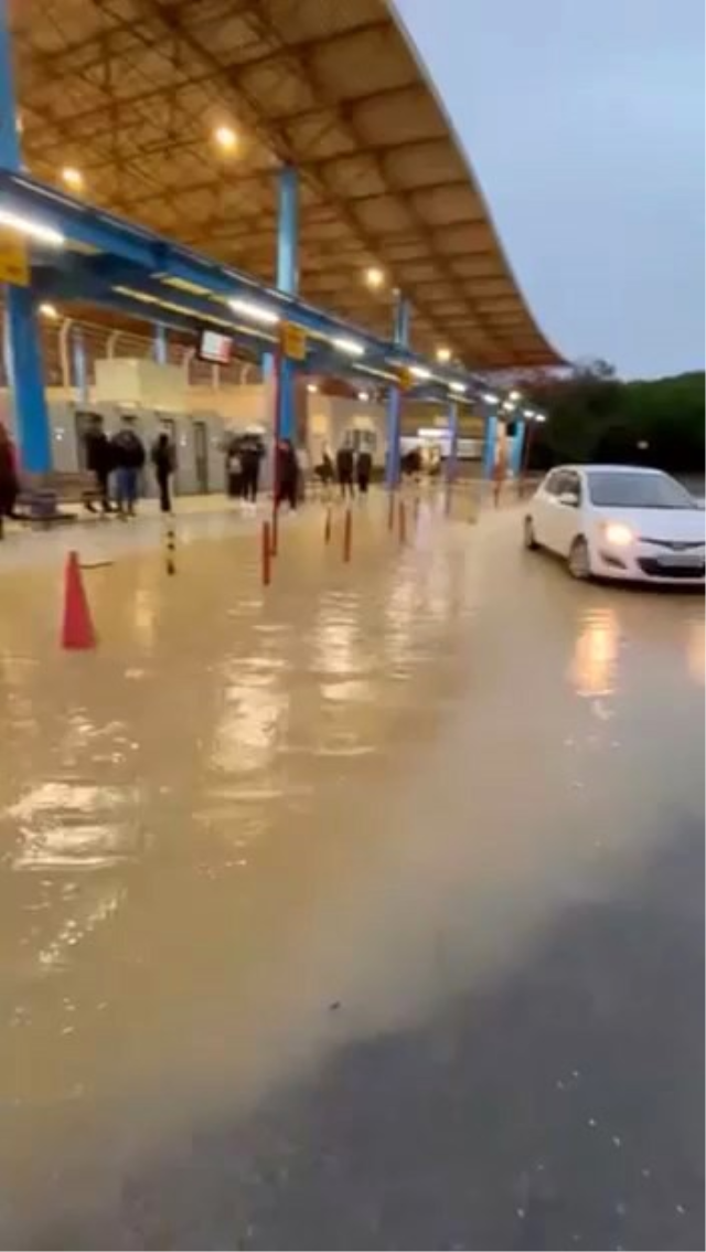 İstanbul'u Su Bastı, Yollar Göle Döndü, Metro Istasyonları Felç Oldu Sağanaktan Görüntüler (1)-1