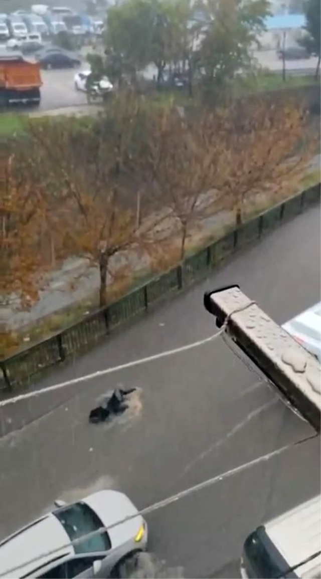 İstanbul'u Su Bastı, Yollar Göle Döndü, Metro Istasyonları Felç Oldu Sağanaktan Görüntüler (5)