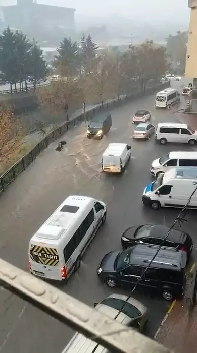 İstanbul'u Su Bastı, Yollar Göle Döndü, Metro Istasyonları Felç Oldu Sağanaktan Görüntüler 676867 (1)-1